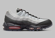 Nike Air Max 95 Fish Scales grise, noire et blanche avec motif écailles au talon, empiècements texturés et unités Air visibles.