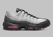 Nike Air Max 95 Fish Scales grise, noire et blanche avec motif écailles au talon, empiècements texturés et unités Air visibles.