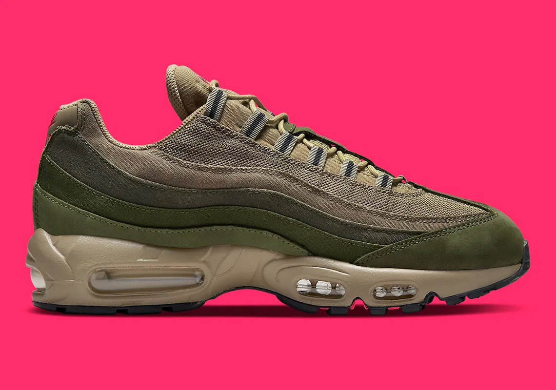 Nike Air Max 95 Matte Olive DQ8570-200, sneaker kaki et Rough Green en mesh, canvas et suède avec unités Nike Air visibles.