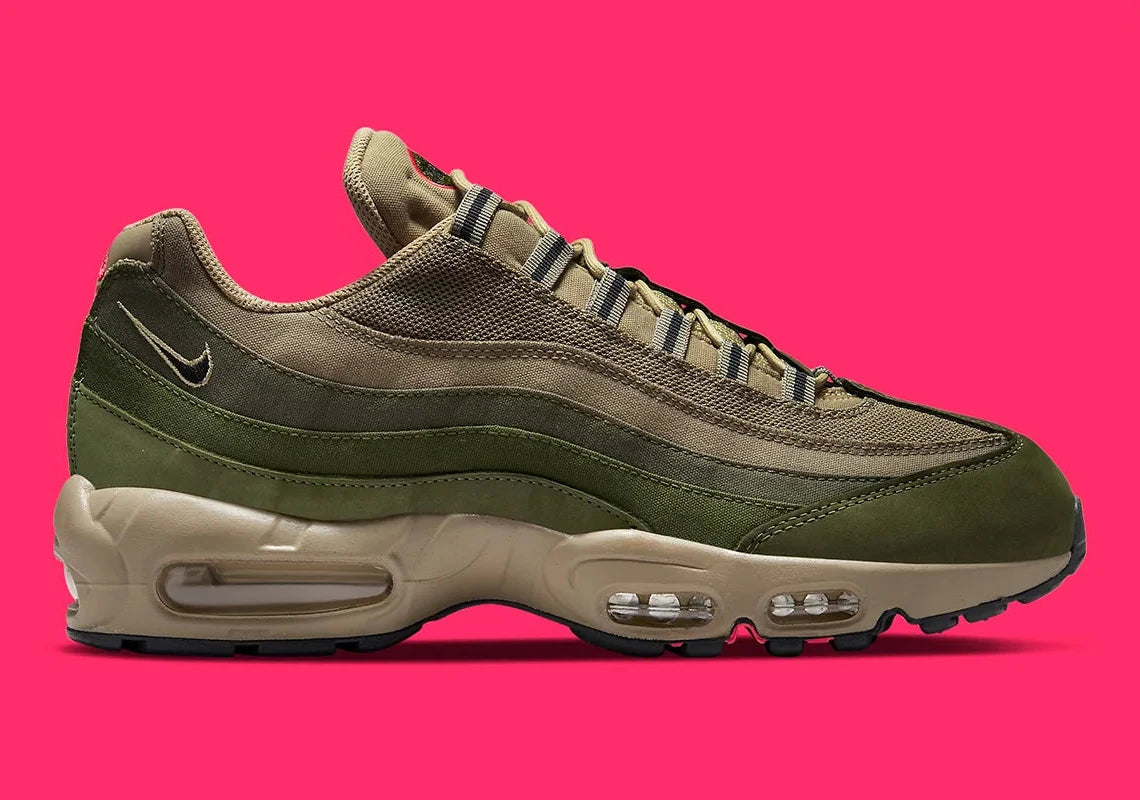 Nike Air Max 95 Matte Olive DQ8570-200, sneaker kaki et Rough Green en mesh, canvas et suède avec unités Nike Air visibles.