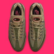 Nike Air Max 95 Matte Olive DQ8570-200, sneaker kaki et Rough Green en mesh, canvas et suède avec unités Nike Air visibles.
