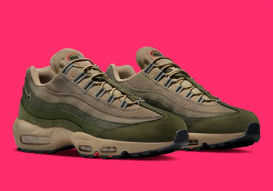 Nike Air Max 95 Matte Olive DQ8570-200, sneaker kaki et Rough Green en mesh, canvas et suède avec unités Nike Air visibles.