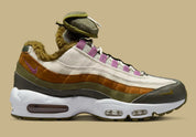Nike Air Max 95 N7 2023 kaki, marron et écrue avec panneaux multicouches, pochette amovible sur la languette et détails rose Light Bordeaux.