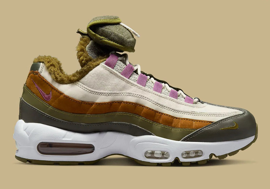 Nike Air Max 95 N7 2023 kaki, marron et écrue avec panneaux multicouches, pochette amovible sur la languette et détails rose Light Bordeaux.