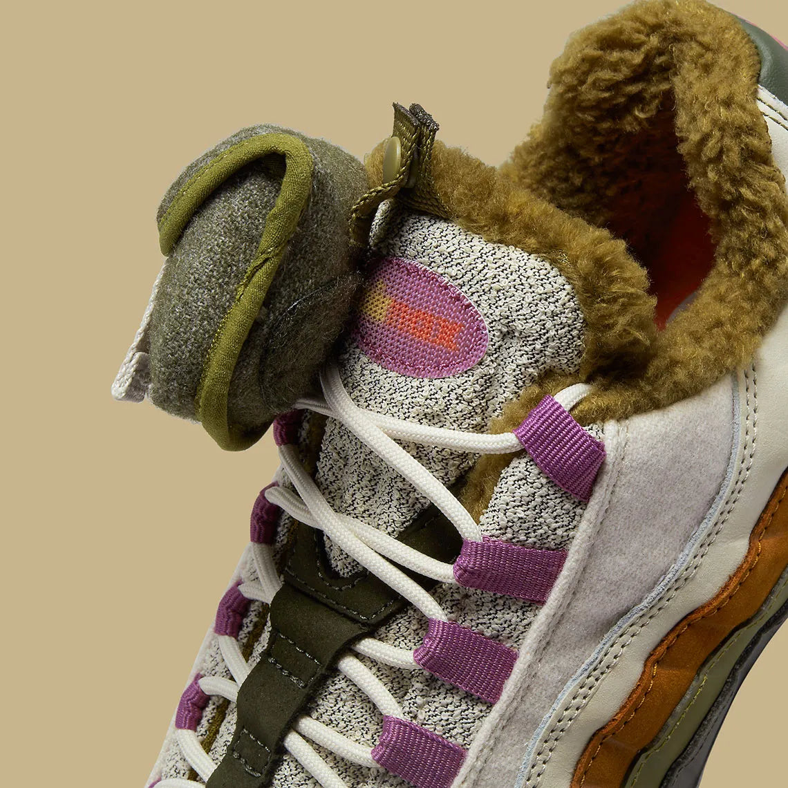 Nike Air Max 95 N7 2023 kaki, marron et écrue avec panneaux multicouches, pochette amovible sur la languette et détails rose Light Bordeaux.