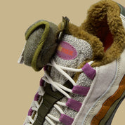 Nike Air Max 95 N7 2023 kaki, marron et écrue avec panneaux multicouches, pochette amovible sur la languette et détails rose Light Bordeaux.