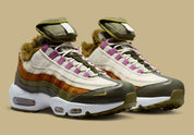 Nike Air Max 95 N7 2023 kaki, marron et écrue avec panneaux multicouches, pochette amovible sur la languette et détails rose Light Bordeaux.