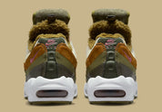 Nike Air Max 95 N7 2023 kaki, marron et écrue avec panneaux multicouches, pochette amovible sur la languette et détails rose Light Bordeaux.