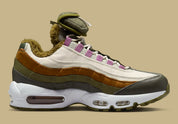 Nike Air Max 95 N7 2023 kaki, marron et écrue avec panneaux multicouches, pochette amovible sur la languette et détails rose Light Bordeaux.