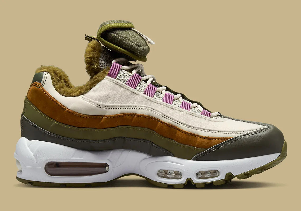 Nike Air Max 95 N7 2023 kaki, marron et écrue avec panneaux multicouches, pochette amovible sur la languette et détails rose Light Bordeaux.