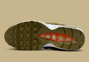 Nike Air Max 95 N7 2023 kaki, marron et écrue avec panneaux multicouches, pochette amovible sur la languette et détails rose Light Bordeaux.