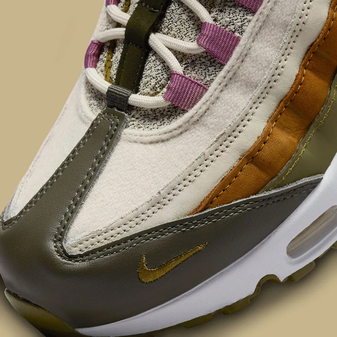 Nike Air Max 95 N7 2023 kaki, marron et écrue avec panneaux multicouches, pochette amovible sur la languette et détails rose Light Bordeaux.
