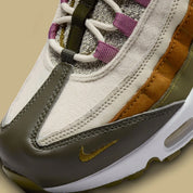 Nike Air Max 95 N7 2023 kaki, marron et écrue avec panneaux multicouches, pochette amovible sur la languette et détails rose Light Bordeaux.