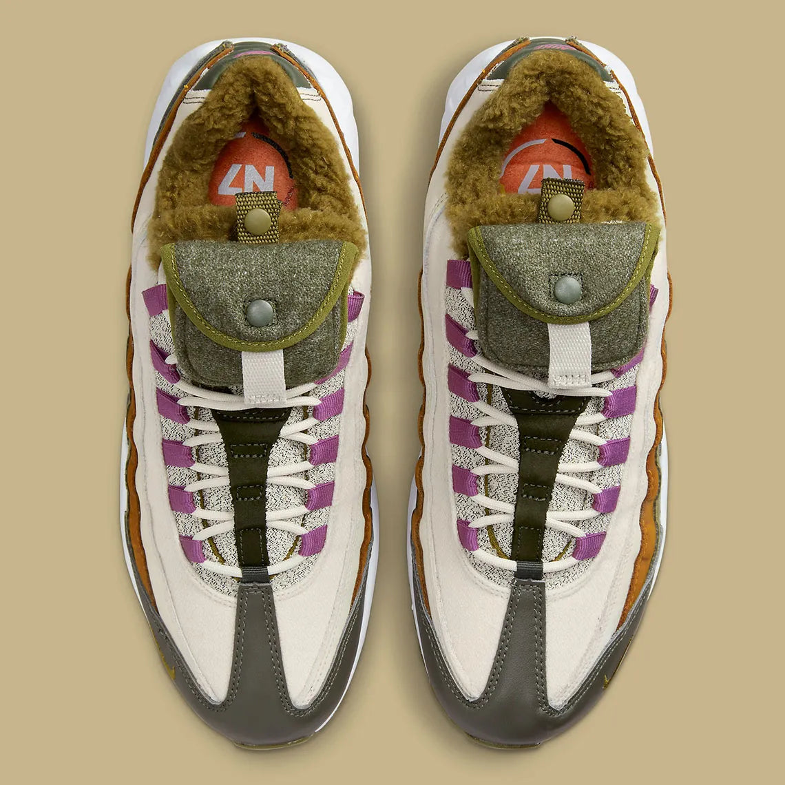Nike Air Max 95 N7 2023 kaki, marron et écrue avec panneaux multicouches, pochette amovible sur la languette et détails rose Light Bordeaux.