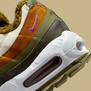 Nike Air Max 95 N7 2023 kaki, marron et écrue avec panneaux multicouches, pochette amovible sur la languette et détails rose Light Bordeaux.