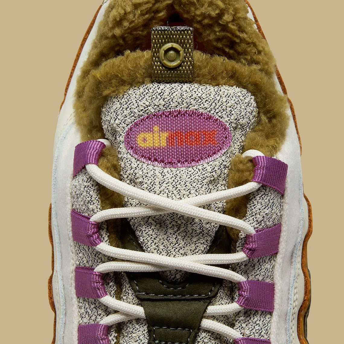 Nike Air Max 95 N7 2023 kaki, marron et écrue avec panneaux multicouches, pochette amovible sur la languette et détails rose Light Bordeaux.