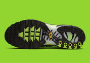 Nike Air Max Plus Neon grise et noire avec mesh dégradé, détails Neon Yellow fluorescents et unités Tuned Air visibles.