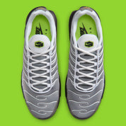 Nike Air Max Plus Neon grise et noire avec mesh dégradé, détails Neon Yellow fluorescents et unités Tuned Air visibles.