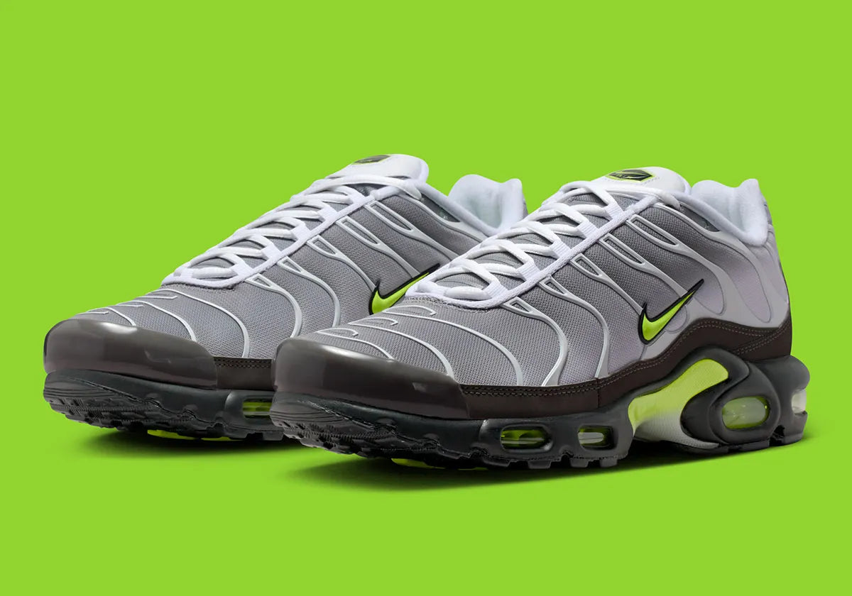 Nike Air Max Plus Neon grise et noire avec mesh dégradé, détails Neon Yellow fluorescents et unités Tuned Air visibles.