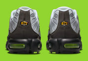 Nike Air Max Plus Neon grise et noire avec mesh dégradé, détails Neon Yellow fluorescents et unités Tuned Air visibles.