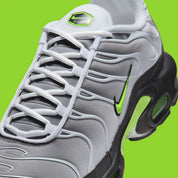 Nike Air Max Plus Neon grise et noire avec mesh dégradé, détails Neon Yellow fluorescents et unités Tuned Air visibles.