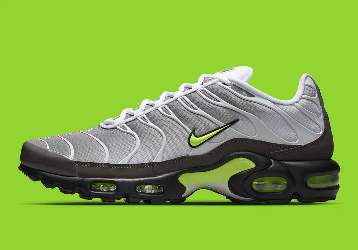 Nike Air Max Plus Neon grise et noire avec mesh dégradé, détails Neon Yellow fluorescents et unités Tuned Air visibles.