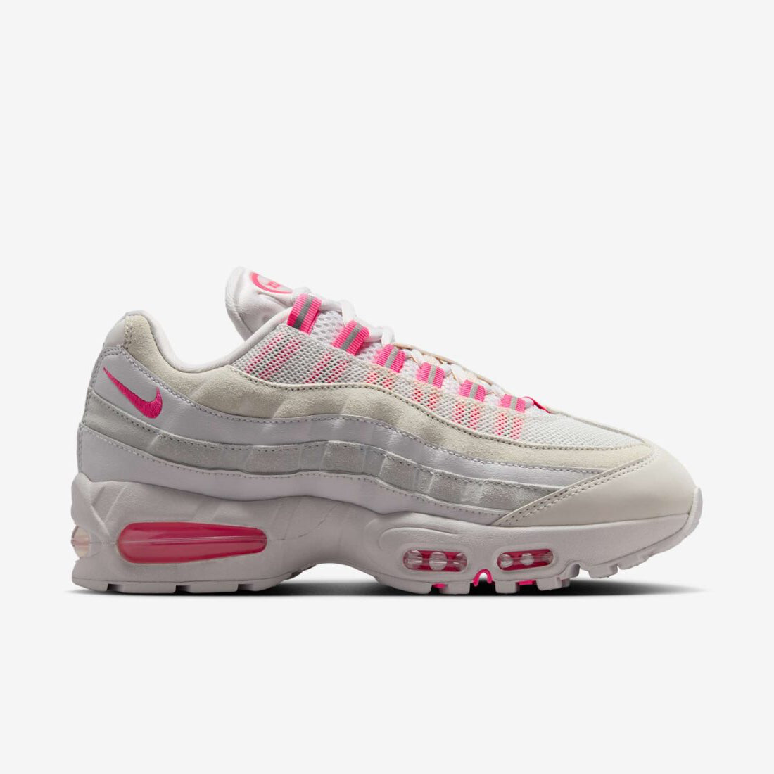 Sneakers Nike Air Max 95 OG Big Bubble Vast Grey Hyper Pink en mesh et suède gris avec accents roses et unités Air visibles surdimensionnées.Vue de coté 