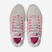 Sneakers Nike Air Max 95 OG Big Bubble Vast Grey Hyper Pink en mesh et suède gris avec accents roses et unités Air visibles surdimensionnées.Vue de haut 
