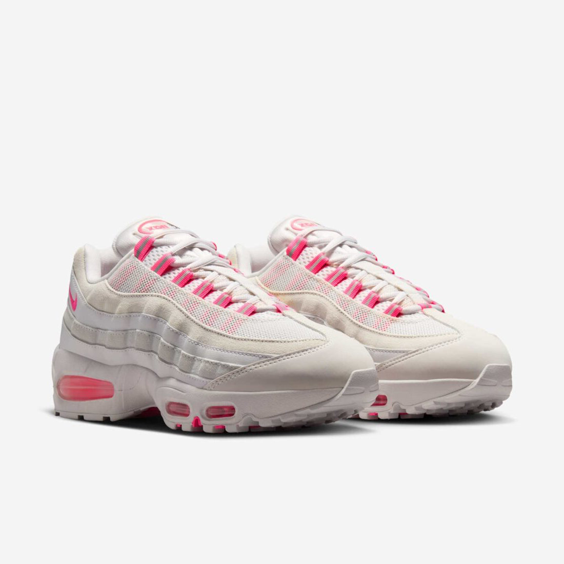 Sneakers Nike Air Max 95 OG Big Bubble Vast Grey Hyper Pink en mesh et suède gris avec accents roses et unités Air visibles surdimensionnées.Vue de profil