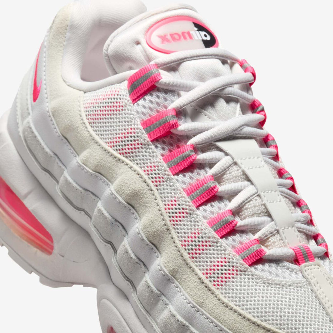 Sneakers Nike Air Max 95 OG Big Bubble Vast Grey Hyper Pink en mesh et suède gris avec accents roses et unités Air visibles surdimensionnées.Vue zoomer avant 