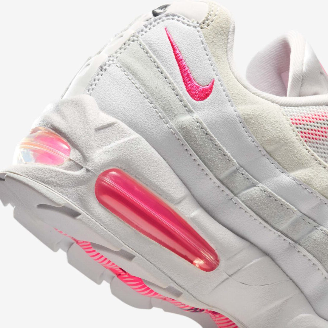 Sneakers Nike Air Max 95 OG Big Bubble Vast Grey Hyper Pink en mesh et suède gris avec accents roses et unités Air visibles surdimensionnées.Vue zoomer arrière 