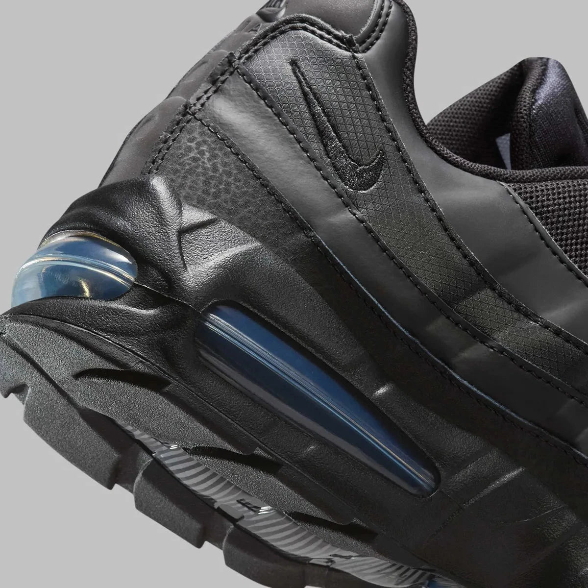 Sneakers Nike Air Max 95 OG Big Bubble en Black Patent avec mesh respirant, cuir premium et amorti Air Max maximal.Vue zoomer arrière 