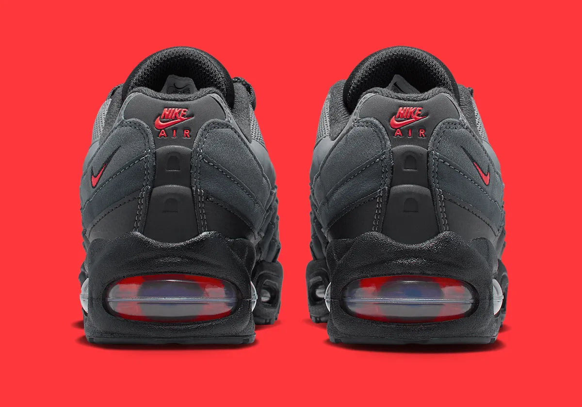 Sneakers Nike Air Max 95 OG Big Bubble noires avec accents Crimson et gris en mesh et matières premium avec amorti Air Max visible. Vue de derrière 