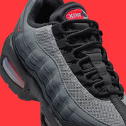 Sneakers Nike Air Max 95 OG Big Bubble noires avec accents Crimson et gris en mesh et matières premium avec amorti Air Max visible. Zoom avant 