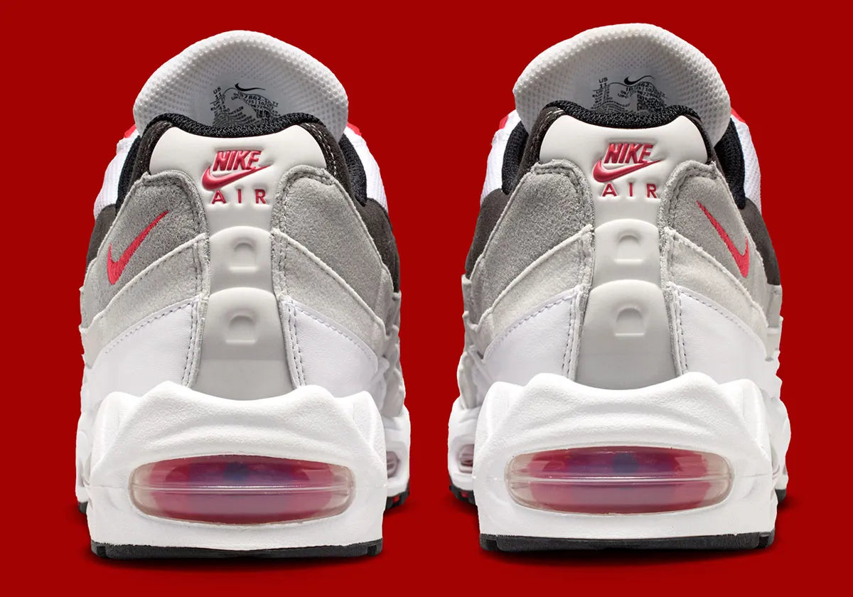 Nike Air Max 95 Comet Red IB7862-100, sneaker blanche et grise avec détails rouge Comet, panneaux ondulés et unité Max Air Big Bubble.