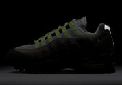 Nike Air Max 95 Neon Safari noire et grise avec motif Safari, touches Volt, panneaux superposés et unités Nike Air visibles.