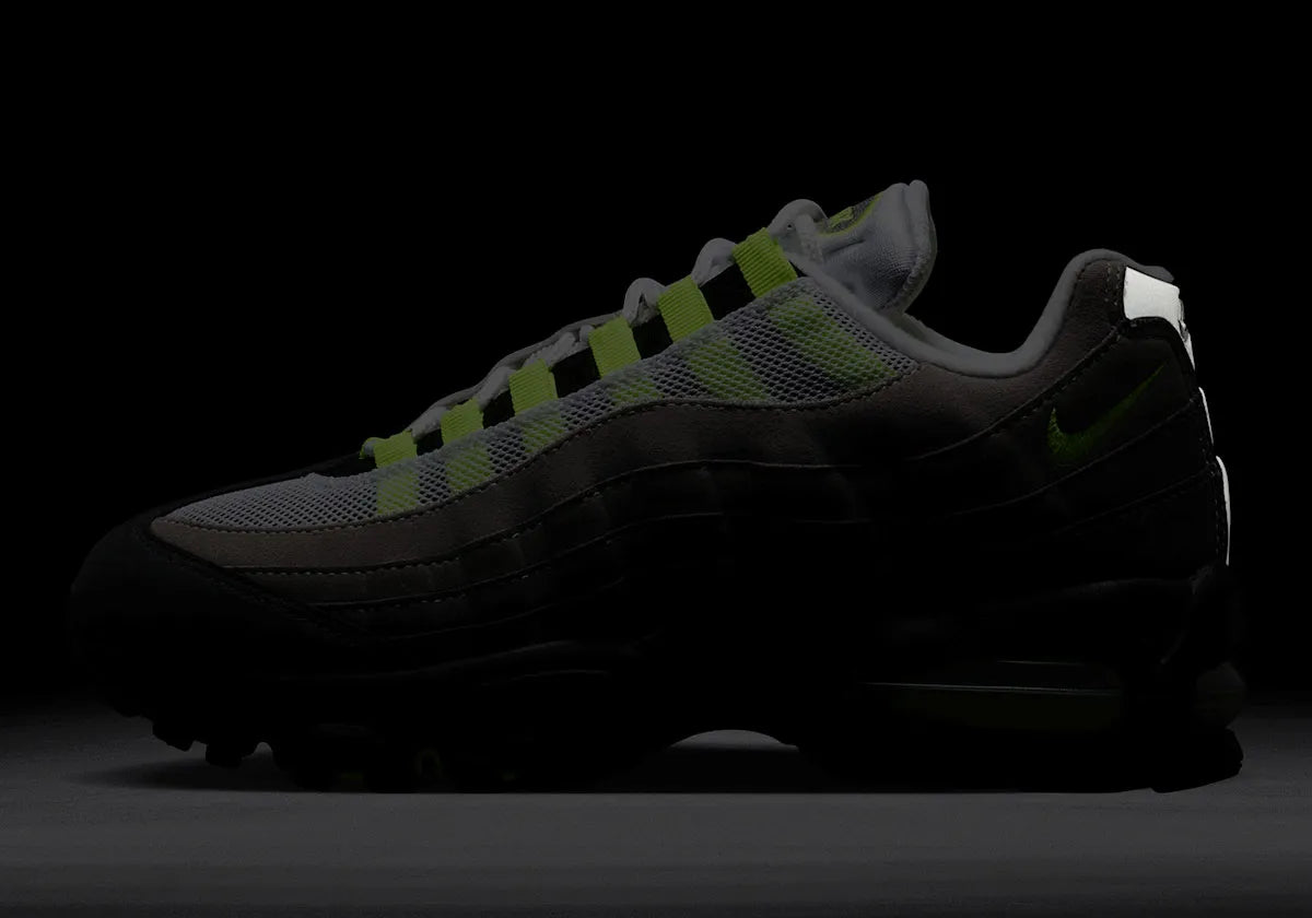 Nike Air Max 95 Neon Safari noire et grise avec motif Safari, touches Volt, panneaux superposés et unités Nike Air visibles.