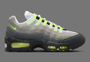 Nike Air Max 95 Neon Safari noire et grise avec motif Safari, touches Volt, panneaux superposés et unités Nike Air visibles.