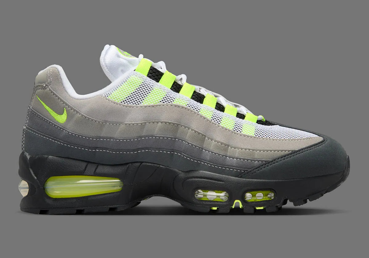 Nike Air Max 95 Neon Safari noire et grise avec motif Safari, touches Volt, panneaux superposés et unités Nike Air visibles.