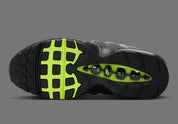 Nike Air Max 95 Neon Safari noire et grise avec motif Safari, touches Volt, panneaux superposés et unités Nike Air visibles.