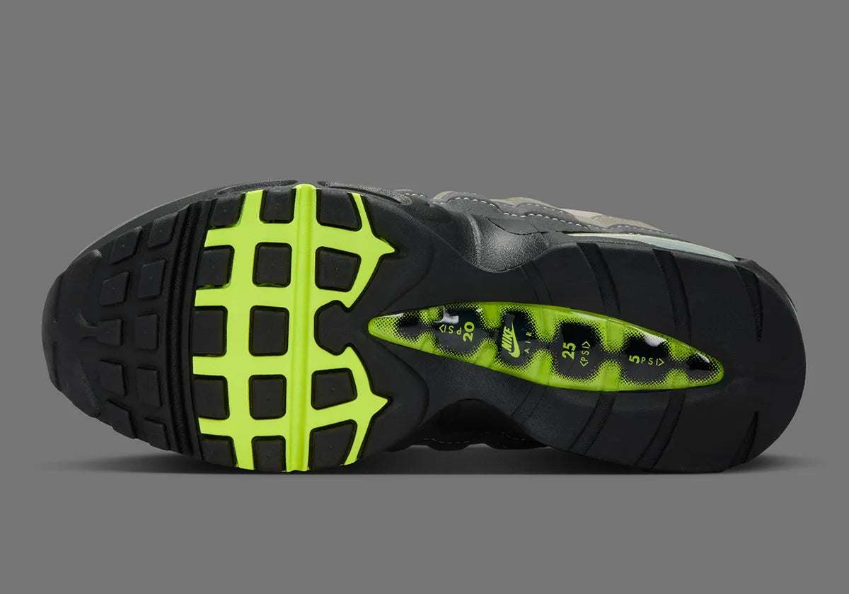 Nike Air Max 95 Neon Safari noire et grise avec motif Safari, touches Volt, panneaux superposés et unités Nike Air visibles.