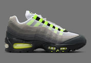 Nike Air Max 95 Neon Safari noire et grise avec motif Safari, touches Volt, panneaux superposés et unités Nike Air visibles.