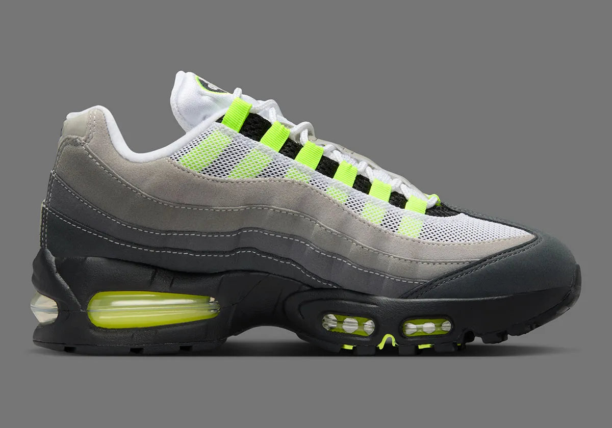 Nike Air Max 95 Neon Safari noire et grise avec motif Safari, touches Volt, panneaux superposés et unités Nike Air visibles.