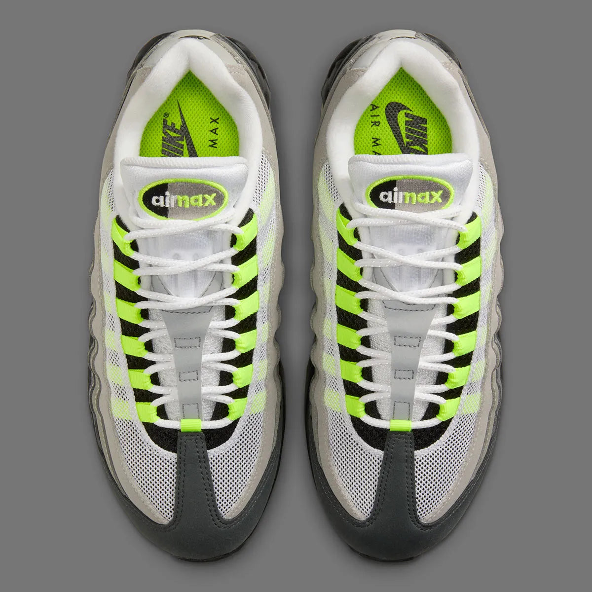 Nike Air Max 95 Neon Safari noire et grise avec motif Safari, touches Volt, panneaux superposés et unités Nike Air visibles.