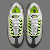Nike Air Max 95 Neon Safari noire et grise avec motif Safari, touches Volt, panneaux superposés et unités Nike Air visibles.