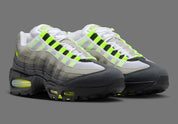 Nike Air Max 95 Neon Safari noire et grise avec motif Safari, touches Volt, panneaux superposés et unités Nike Air visibles.
