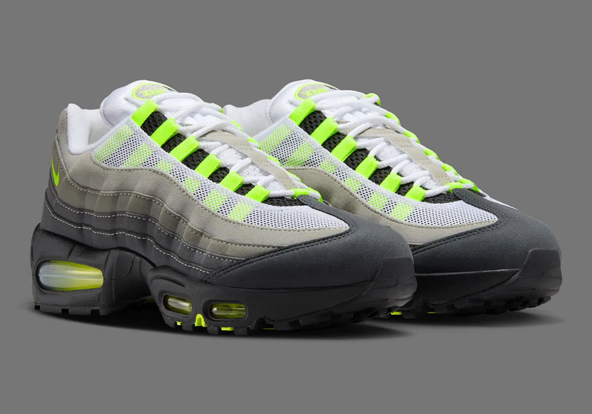 Nike Air Max 95 Neon Safari noire et grise avec motif Safari, touches Volt, panneaux superposés et unités Nike Air visibles.