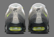 Nike Air Max 95 Neon Safari noire et grise avec motif Safari, touches Volt, panneaux superposés et unités Nike Air visibles.