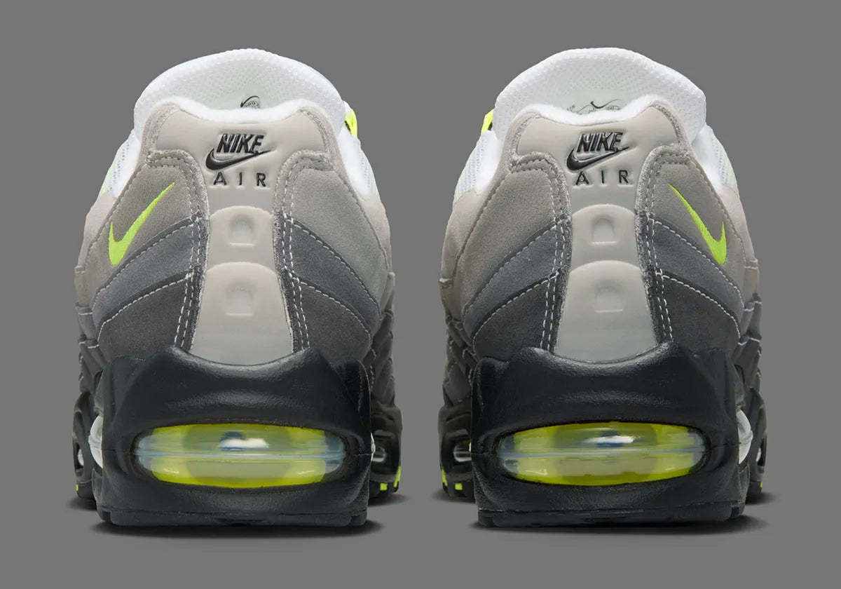 Nike Air Max 95 Neon Safari noire et grise avec motif Safari, touches Volt, panneaux superposés et unités Nike Air visibles.