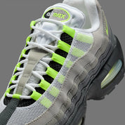 Nike Air Max 95 Neon Safari noire et grise avec motif Safari, touches Volt, panneaux superposés et unités Nike Air visibles.